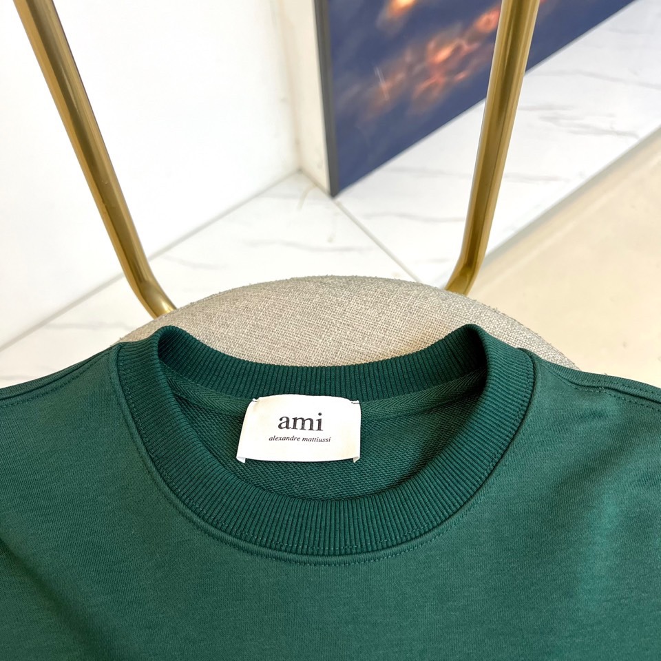 AMI 2025秋冬新品圆领卫衣，以纯净简约的白色为基调，打造秋冬清爽时尚感。胸前点缀品牌标志性红色爱心