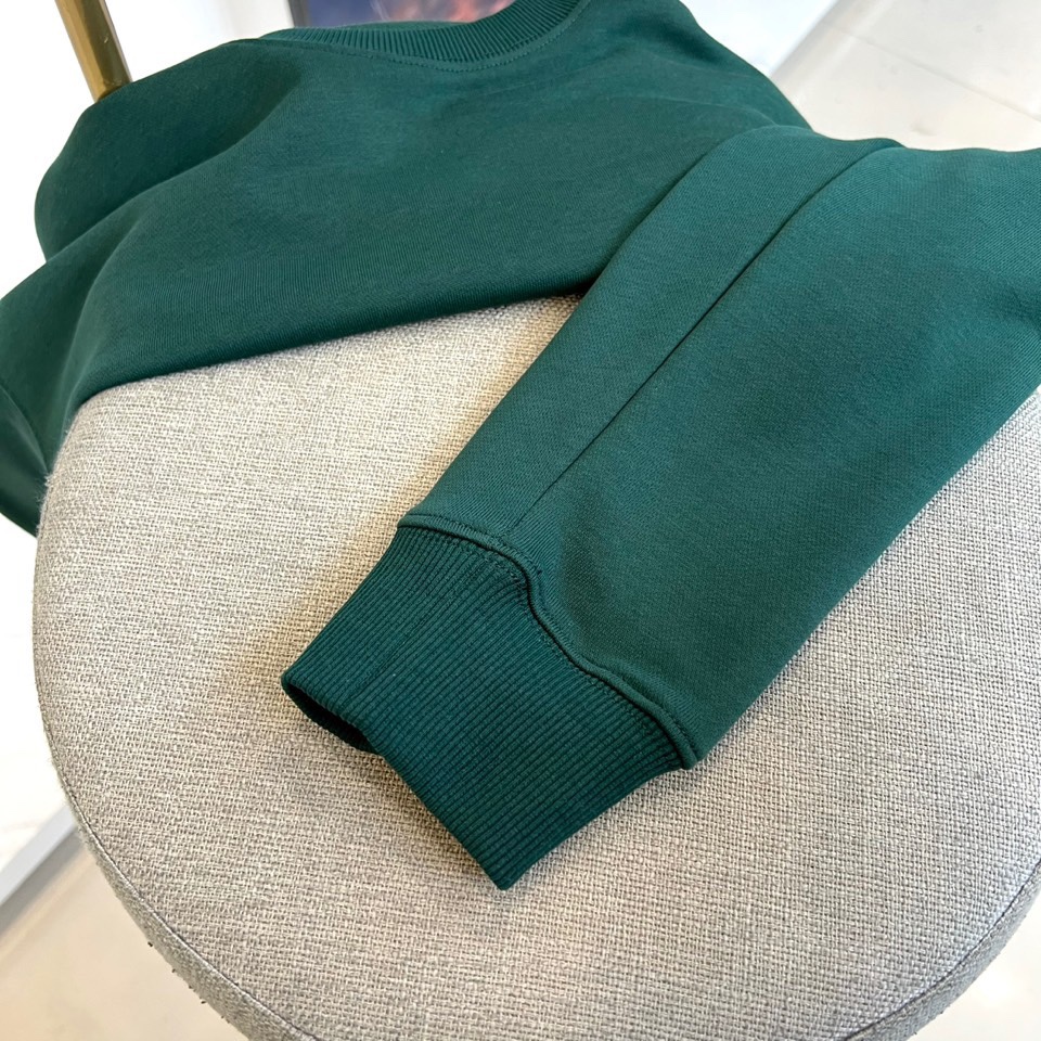 AMI 2025秋冬新品圆领卫衣，以纯净简约的白色为基调，打造秋冬清爽时尚感。胸前点缀品牌标志性红色爱心