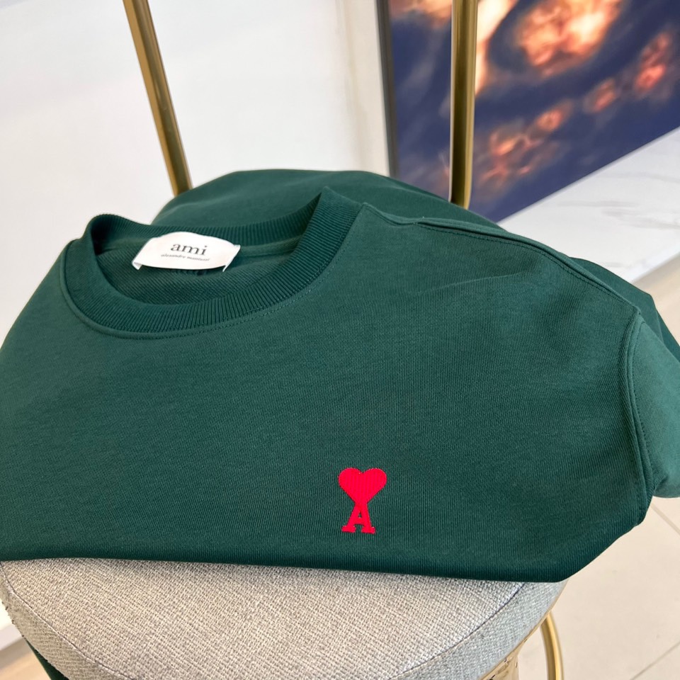 AMI 2025秋冬新品圆领卫衣，以纯净简约的白色为基调，打造秋冬清爽时尚感。胸前点缀品牌标志性红色爱心