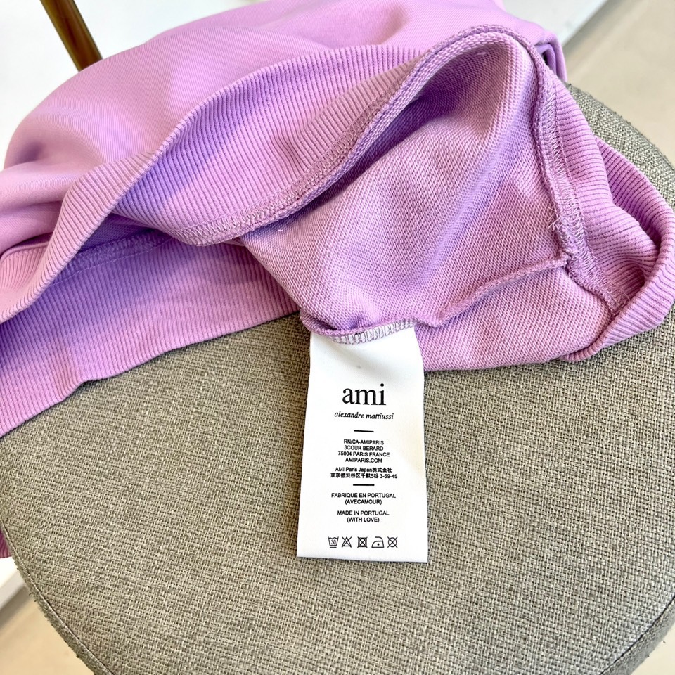 AMI 2025秋冬新品圆领卫衣，以纯净简约的白色为基调，打造秋冬清爽时尚感。胸前点缀品牌标志性红色爱心