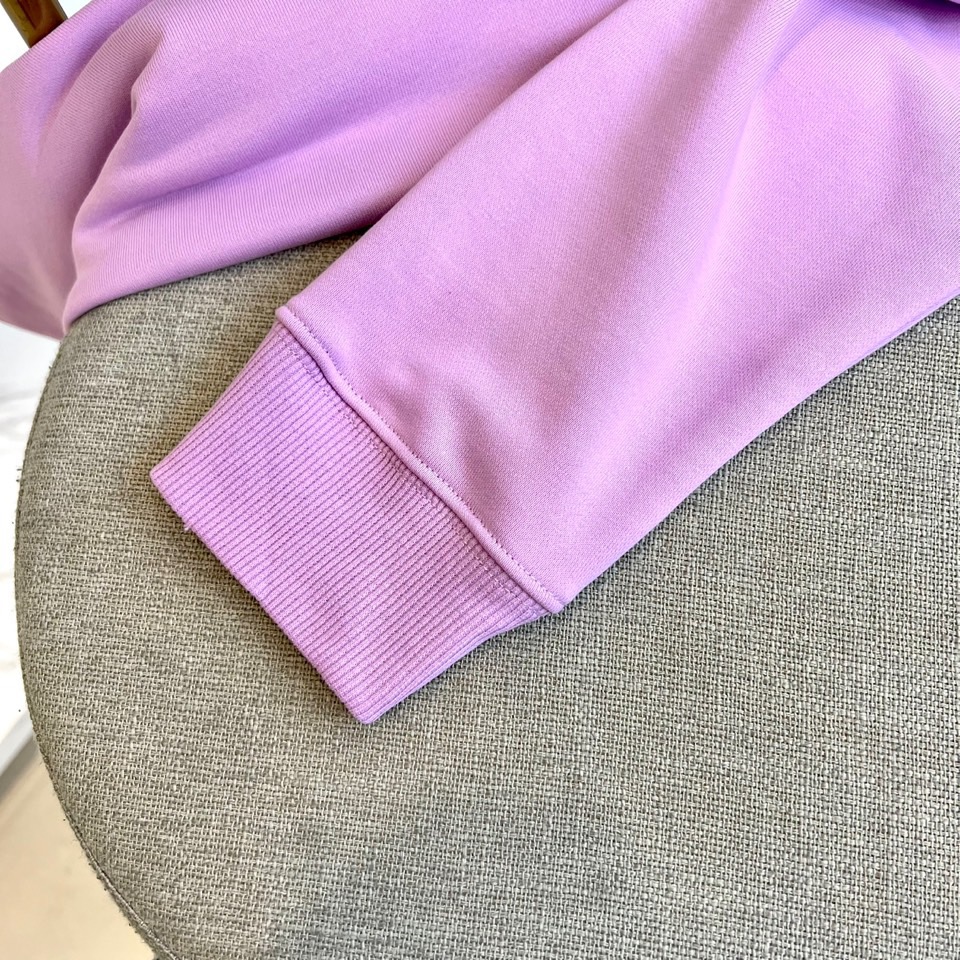 AMI 2025秋冬新品圆领卫衣，以纯净简约的白色为基调，打造秋冬清爽时尚感。胸前点缀品牌标志性红色爱心