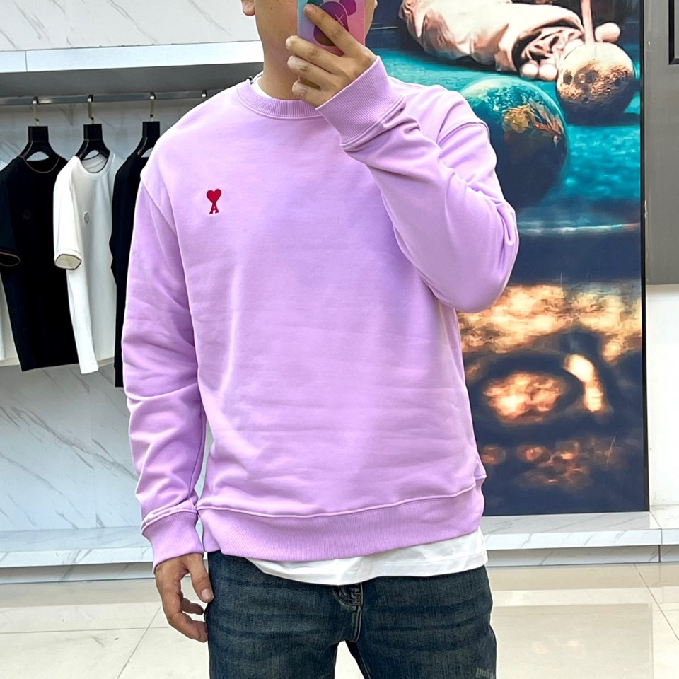 AMI 2025秋冬新品圆领卫衣，以纯净简约的白色为基调，打造秋冬清爽时尚感。胸前点缀品牌标志性红色爱心