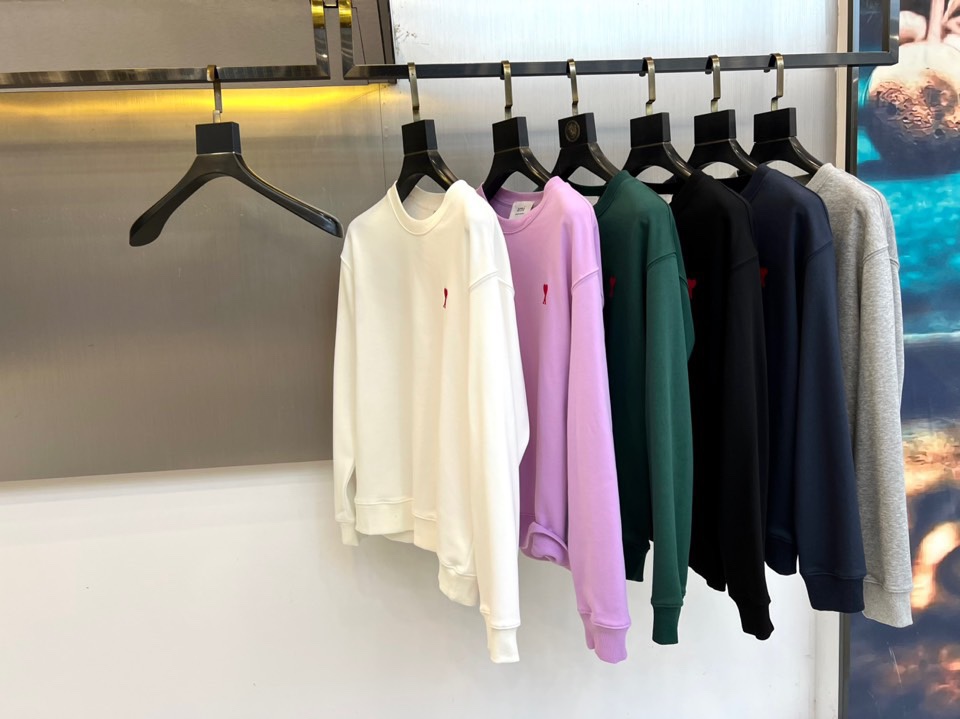 AMI 2025秋冬新品圆领卫衣，以纯净简约的白色为基调，打造秋冬清爽时尚感。胸前点缀品牌标志性红色爱心