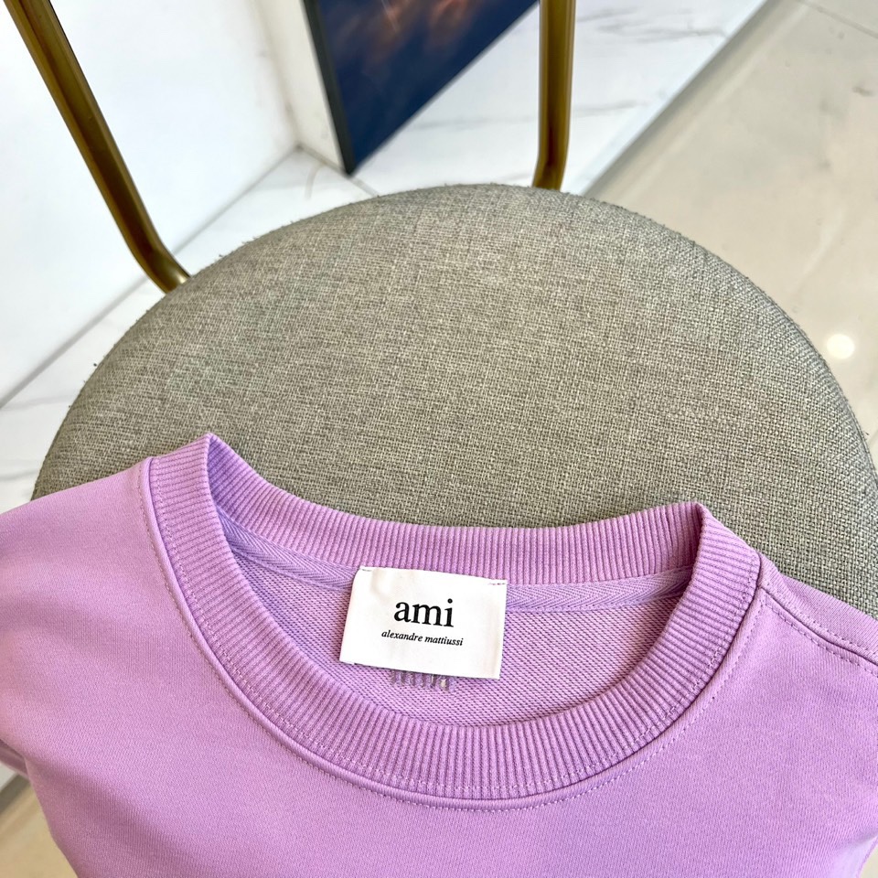 AMI 2025秋冬新品圆领卫衣，以纯净简约的白色为基调，打造秋冬清爽时尚感。胸前点缀品牌标志性红色爱心