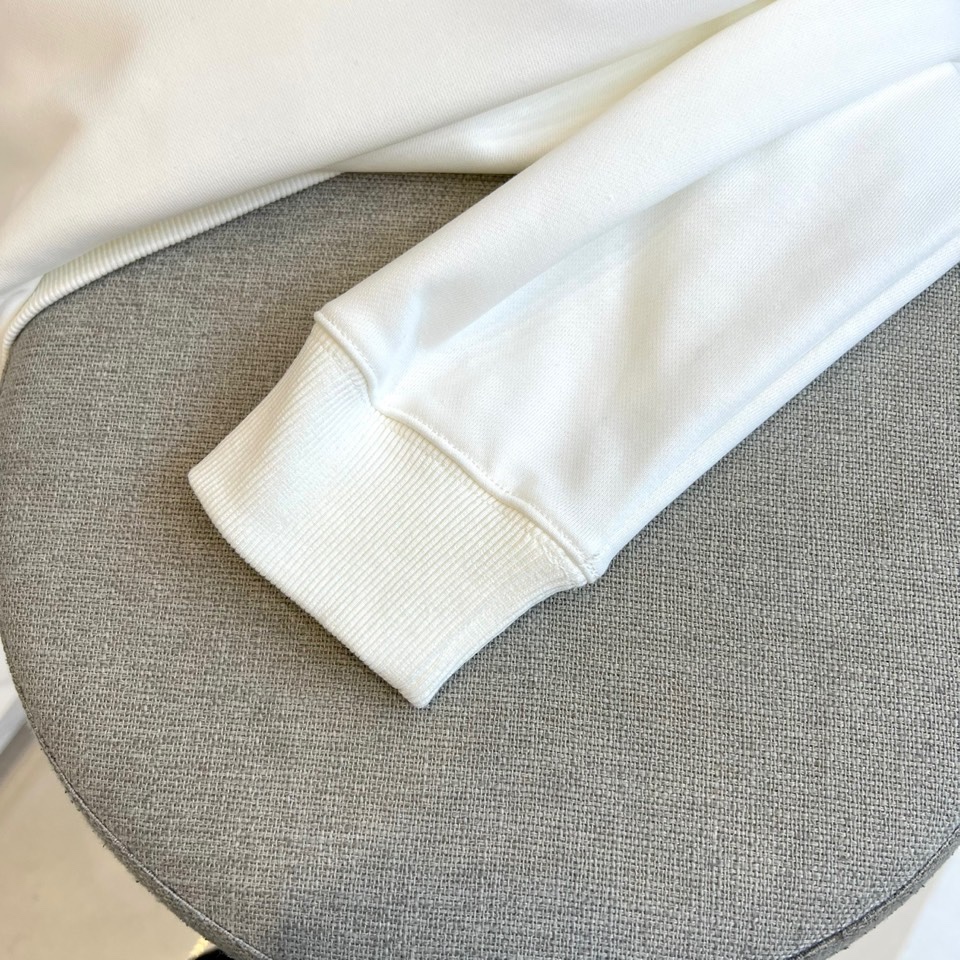 AMI 2025秋冬新品圆领卫衣，以纯净简约的白色为基调，打造秋冬清爽时尚感。胸前点缀品牌标志性红色爱心