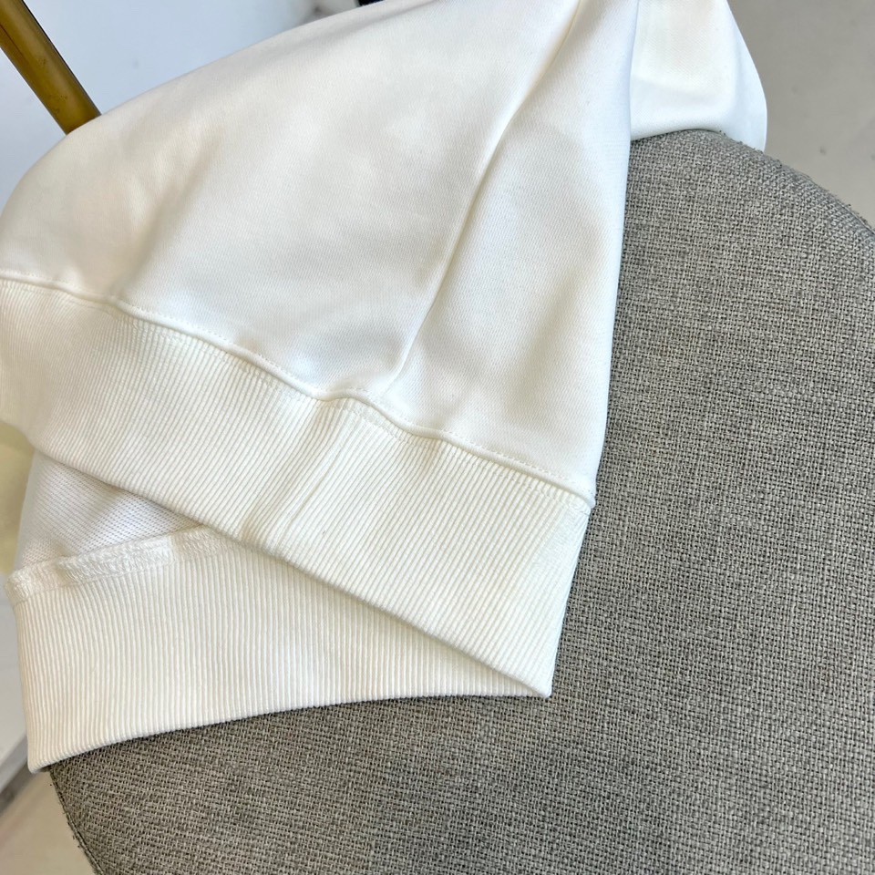 AMI 2025秋冬新品圆领卫衣，以纯净简约的白色为基调，打造秋冬清爽时尚感。胸前点缀品牌标志性红色爱心