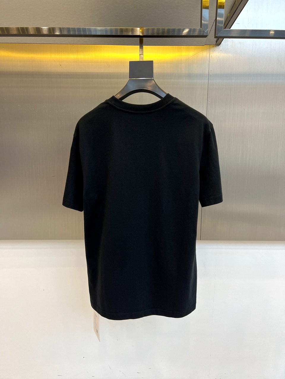 Fend芬迪、2025秋冬新品连帽套头卫衣，延续品牌标志性的简约时尚风格。这款卫衣采用纯白色基调，搭配宽