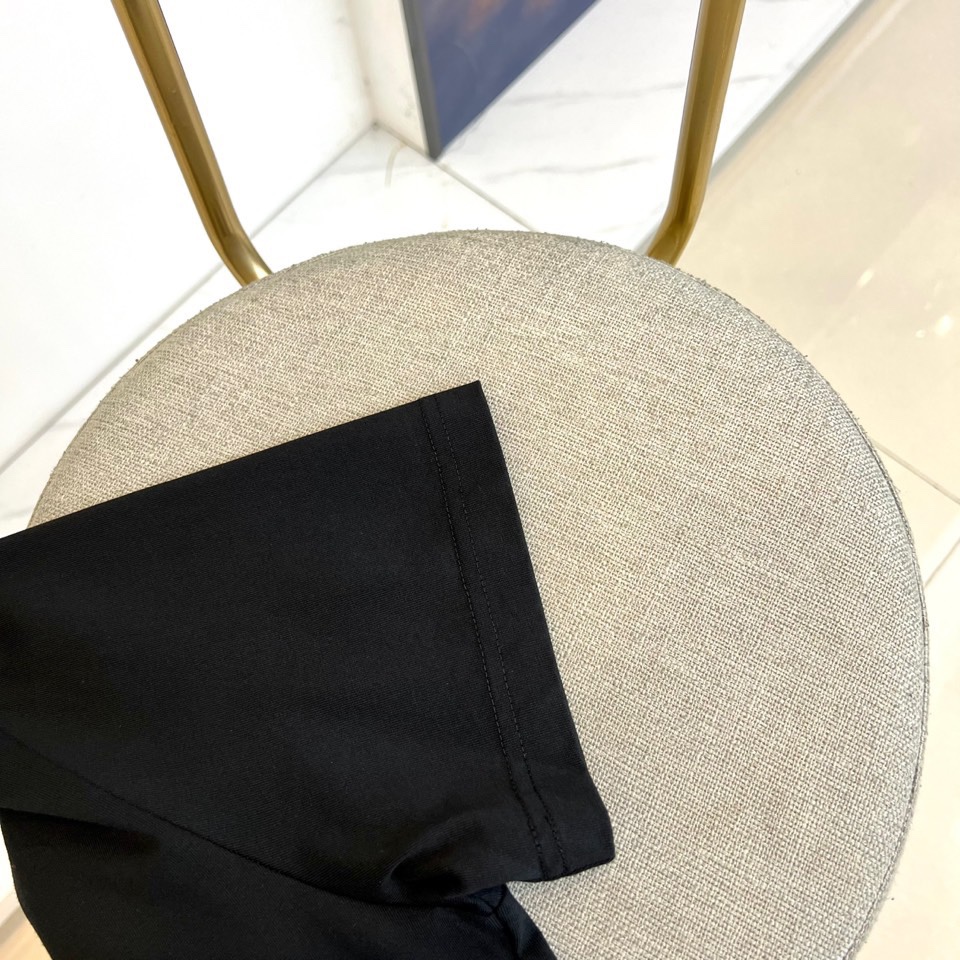 Fend芬迪、2025秋冬新品连帽套头卫衣，延续品牌标志性的简约时尚风格。这款卫衣采用纯白色基调，搭配宽