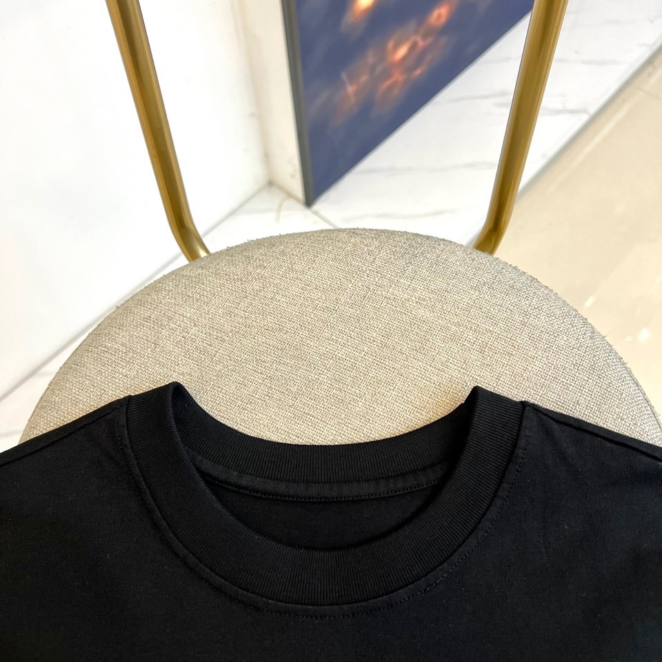 Fend芬迪、2025秋冬新品连帽套头卫衣，延续品牌标志性的简约时尚风格。这款卫衣采用纯白色基调，搭配宽