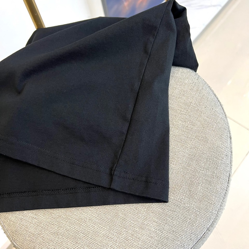 Fend芬迪、2025秋冬新品连帽套头卫衣，延续品牌标志性的简约时尚风格。这款卫衣采用纯白色基调，搭配宽