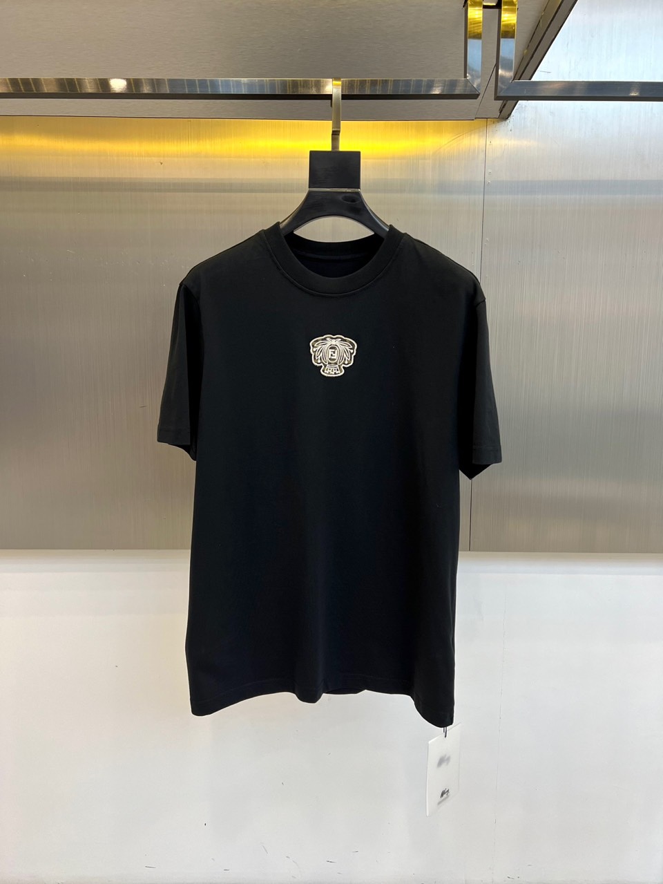 Fend芬迪、2025秋冬新品连帽套头卫衣，延续品牌标志性的简约时尚风格。这款卫衣采用纯白色基调，搭配宽