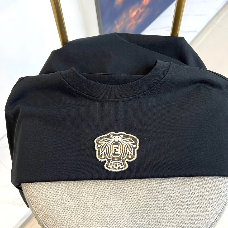 Fend芬迪、2025秋冬新品连帽套头卫衣，延续品牌标志性的简约时尚风格。这款卫衣采用纯白色基调，搭配宽