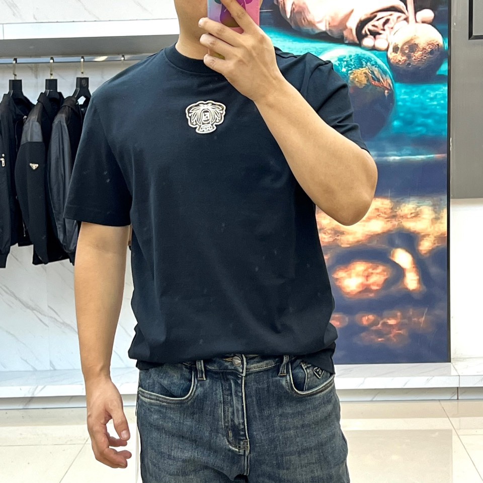 Fend芬迪、2025秋冬新品连帽套头卫衣，延续品牌标志性的简约时尚风格。这款卫衣采用纯白色基调，搭配宽