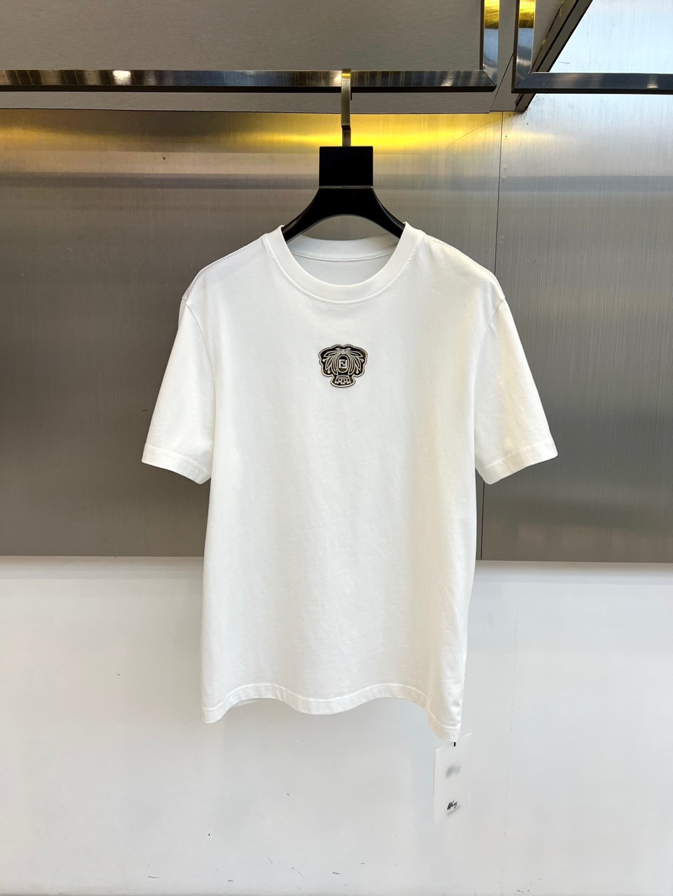 Fend芬迪、2025秋冬新品连帽套头卫衣，延续品牌标志性的简约时尚风格。这款卫衣采用纯白色基调，搭配宽