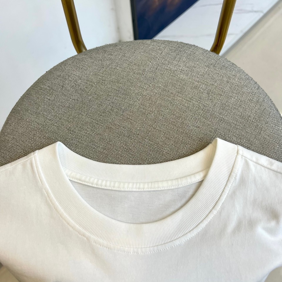 Fend芬迪、2025秋冬新品连帽套头卫衣，延续品牌标志性的简约时尚风格。这款卫衣采用纯白色基调，搭配宽