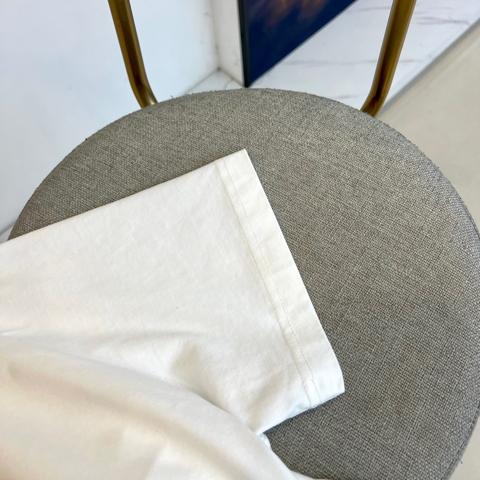 Fend芬迪、2025秋冬新品连帽套头卫衣，延续品牌标志性的简约时尚风格。这款卫衣采用纯白色基调，搭配宽