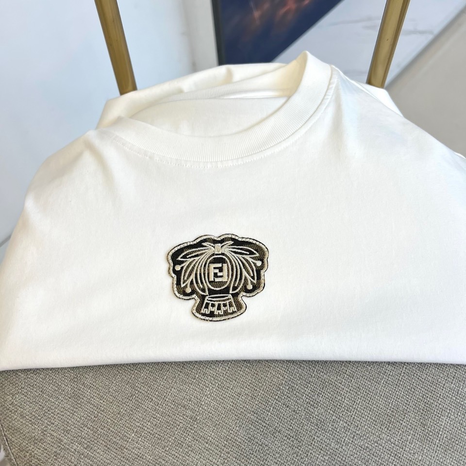 Fend芬迪、2025秋冬新品连帽套头卫衣，延续品牌标志性的简约时尚风格。这款卫衣采用纯白色基调，搭配宽