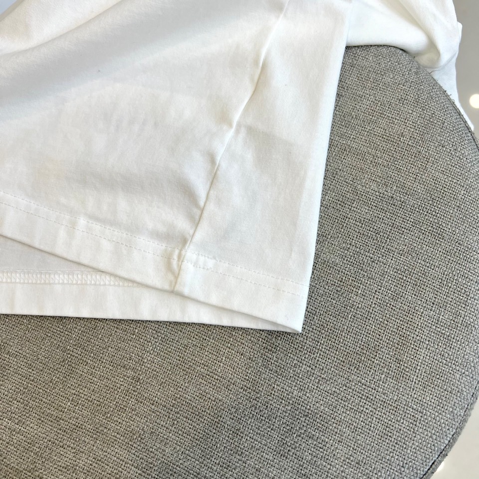 Fend芬迪、2025秋冬新品连帽套头卫衣，延续品牌标志性的简约时尚风格。这款卫衣采用纯白色基调，搭配宽