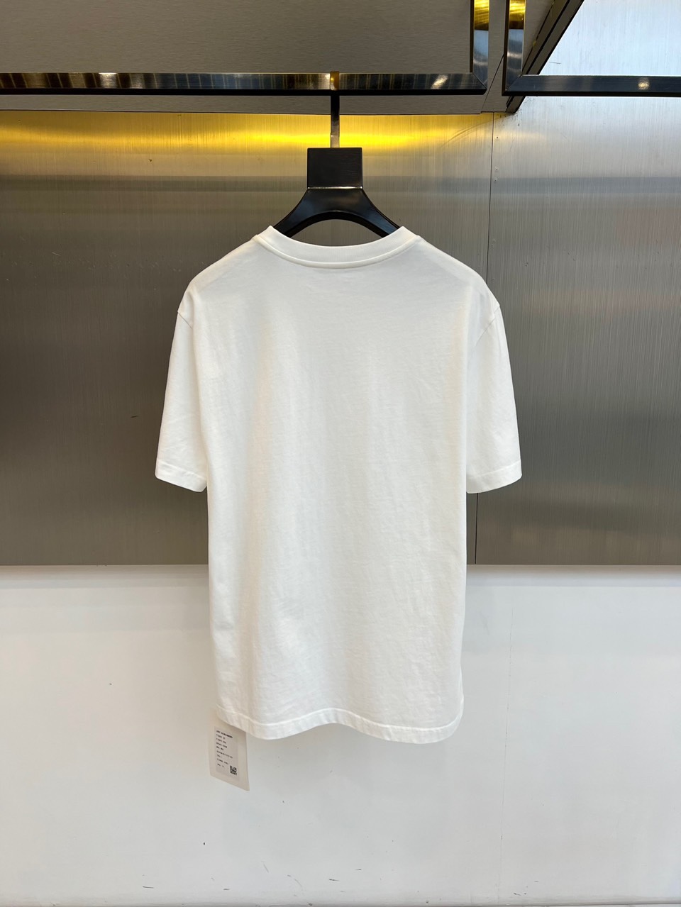 Fend芬迪、2025秋冬新品连帽套头卫衣，延续品牌标志性的简约时尚风格。这款卫衣采用纯白色基调，搭配宽