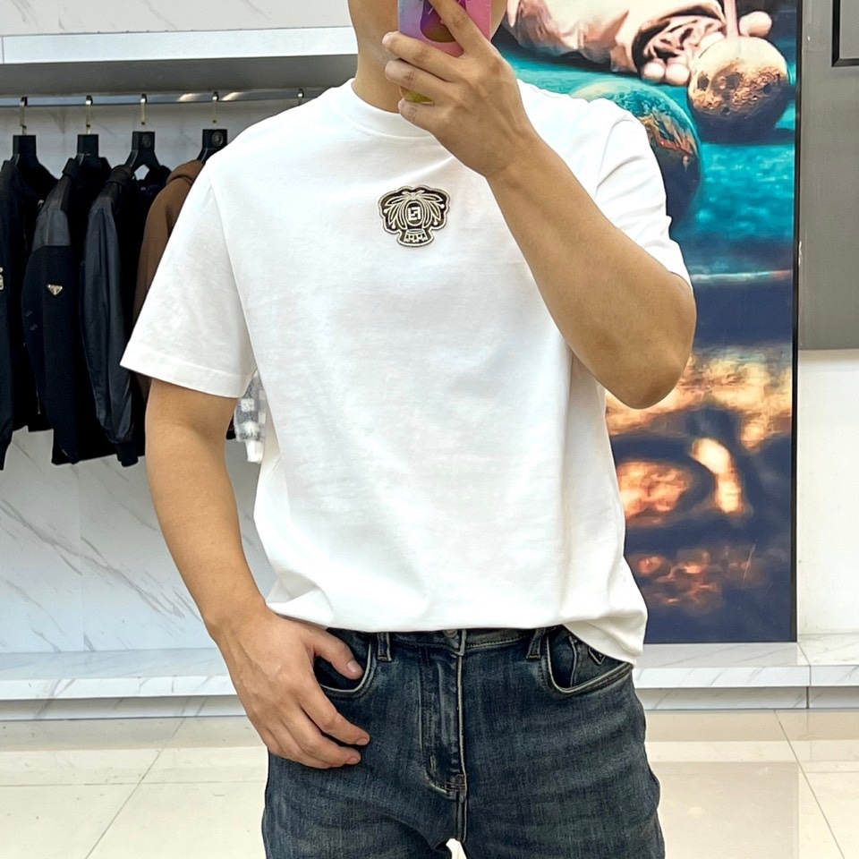 Fend芬迪、2025秋冬新品连帽套头卫衣，延续品牌标志性的简约时尚风格。这款卫衣采用纯白色基调，搭配宽