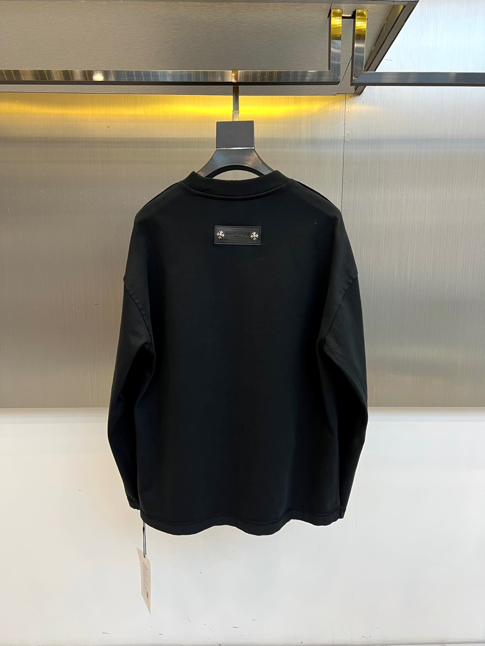 Ch克罗心、2025秋冬新品男士长袖T恤，以纯净白色基底诠释现代街头美学。采用经典圆领设计与宽松剪裁，两