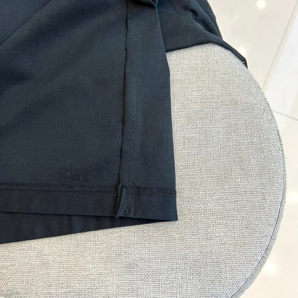 Ch克罗心、2025秋冬新品男士长袖T恤，以纯净白色基底诠释现代街头美学。采用经典圆领设计与宽松剪裁，两