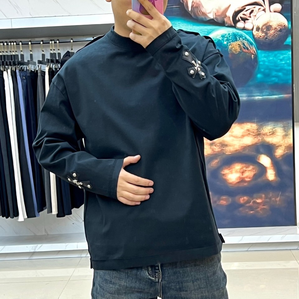 Ch克罗心、2025秋冬新品男士长袖T恤，以纯净白色基底诠释现代街头美学。采用经典圆领设计与宽松剪裁，两