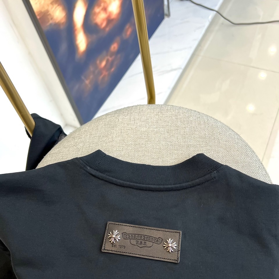 Ch克罗心、2025秋冬新品男士长袖T恤，以纯净白色基底诠释现代街头美学。采用经典圆领设计与宽松剪裁，两