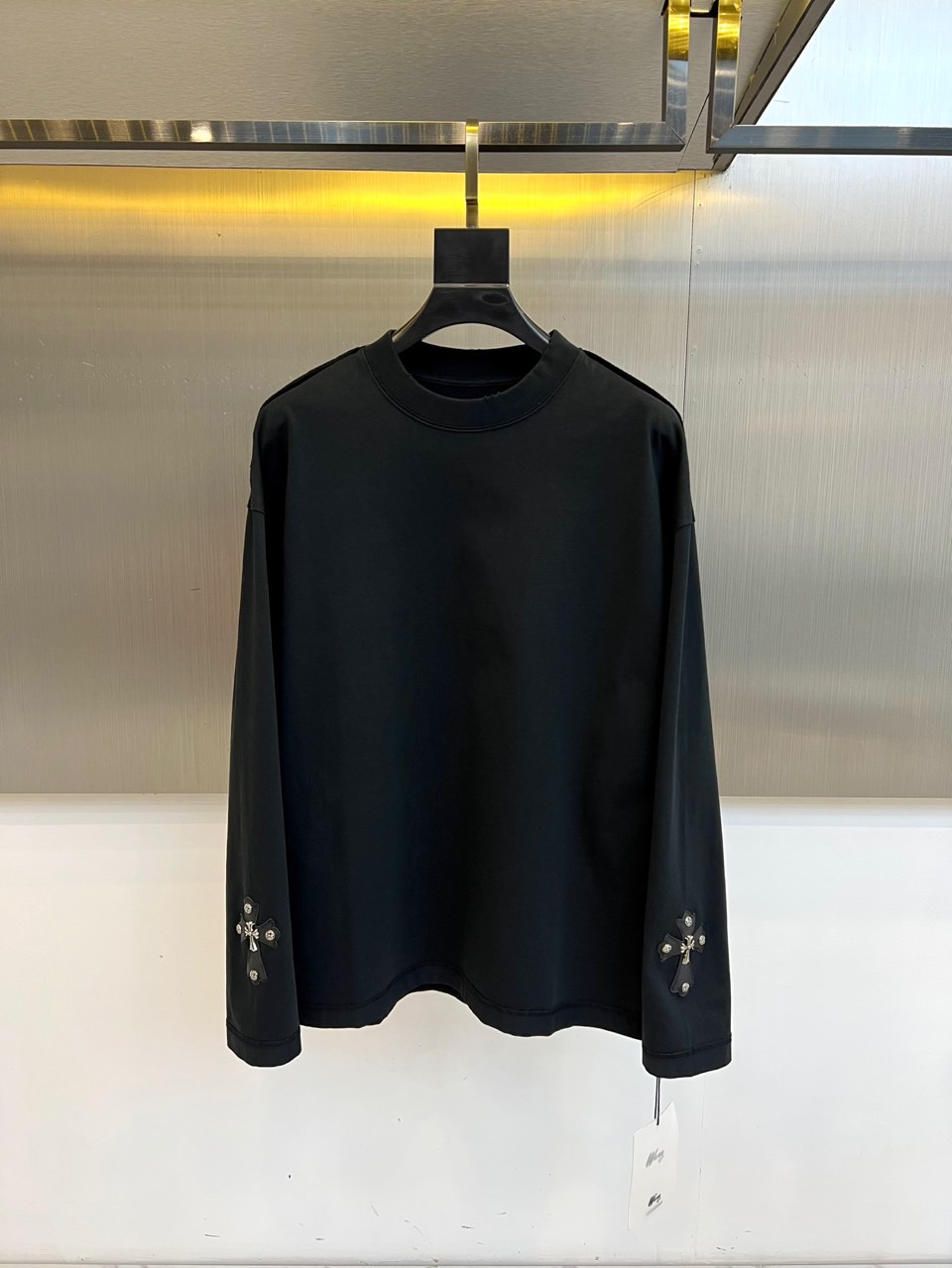 Ch克罗心、2025秋冬新品男士长袖T恤，以纯净白色基底诠释现代街头美学。采用经典圆领设计与宽松剪裁，两