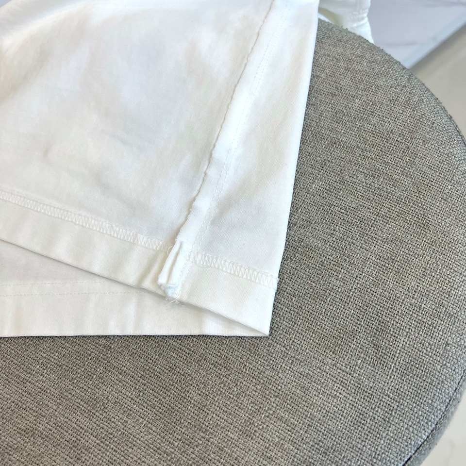 Ch克罗心、2025秋冬新品男士长袖T恤，以纯净白色基底诠释现代街头美学。采用经典圆领设计与宽松剪裁，两