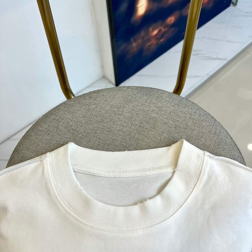 Ch克罗心、2025秋冬新品男士长袖T恤，以纯净白色基底诠释现代街头美学。采用经典圆领设计与宽松剪裁，两