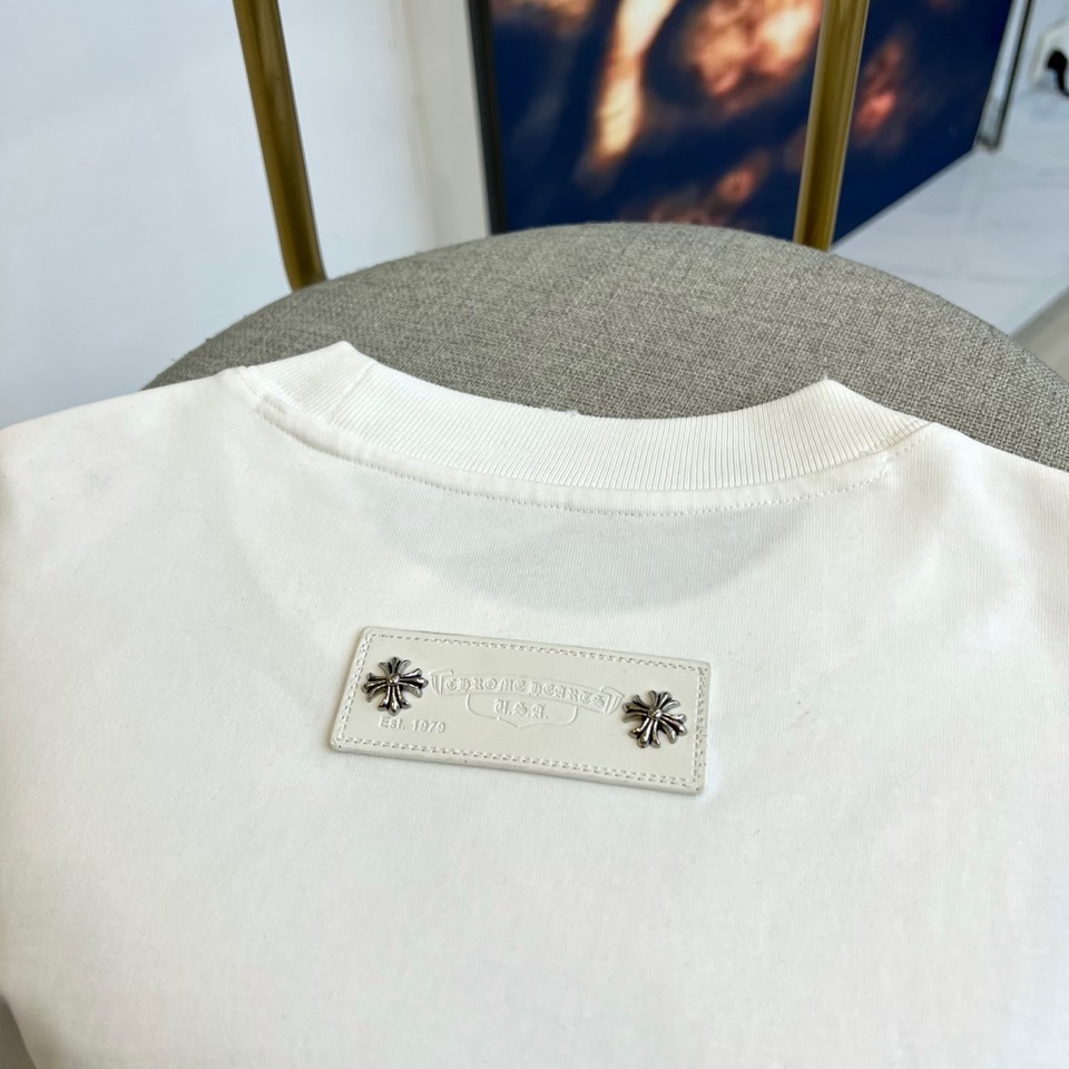 Ch克罗心、2025秋冬新品男士长袖T恤，以纯净白色基底诠释现代街头美学。采用经典圆领设计与宽松剪裁，两