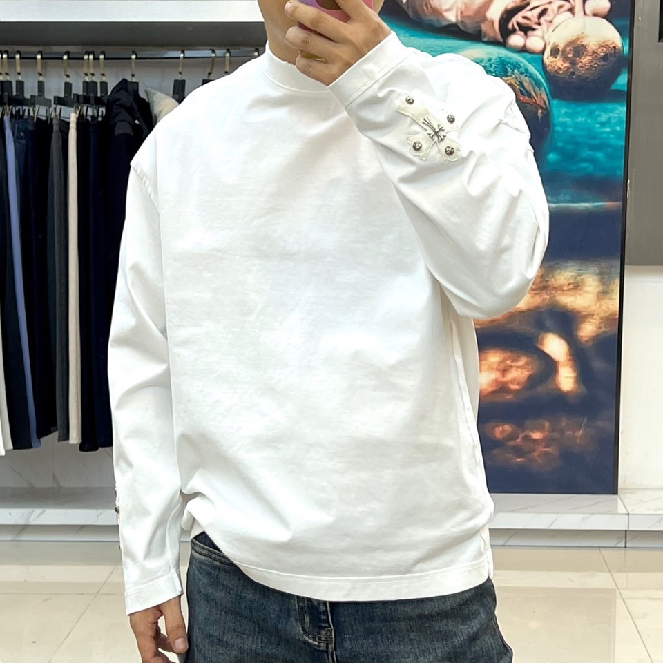 Ch克罗心、2025秋冬新品男士长袖T恤，以纯净白色基底诠释现代街头美学。采用经典圆领设计与宽松剪裁，两