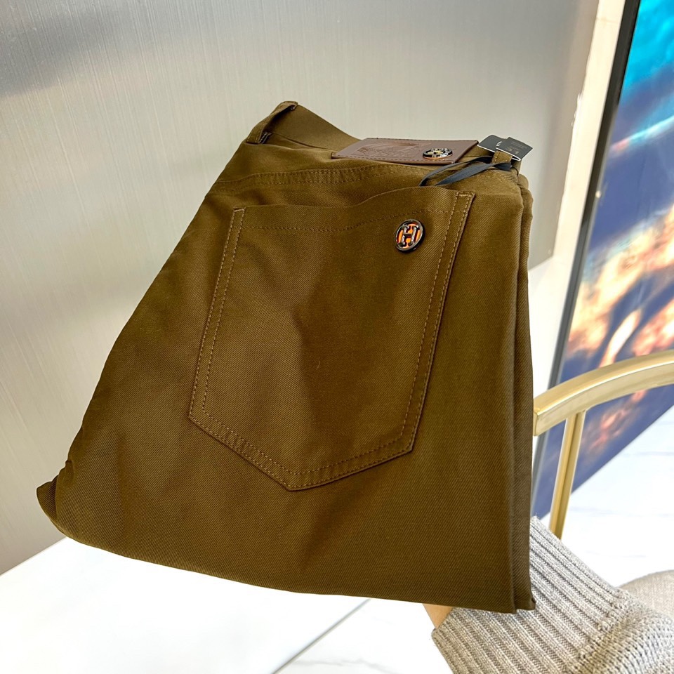 NO:545504,H Hermes, 25ss early spring new men's business plus velvet thickened casual pants, platinum-grade perfect quality, direct nature, extremely awesome, a small elastic fabric casual pants, is a rare beauty in the industry in recent years. The quality craftsmanship, fabrics and accessories subvert the imagination, the details are exquisite and exquisite, and the original elastic cotton fabric is customized!  Creates unruly and tough personality colors, and the unique logo adds a lot of points, clever and exquisite. The tailoring and design continue the Italian modern simplicity and ability, bringing the tone of fashion aesthetics to the extreme. 29-38, No 37 (please report waist circumference if order), hermes, alexander wang19860909H爱马仕、25ss早春新款男士商务加绒加厚休闲裤西裤,白金级完美品相,直接入性质,极为牛掰的一款微弹面料休闲裤,是业界近年罕见的尤物,品质工艺与面料、辅件颠覆想象,细节相当精湛考究,定制原版弹力棉面料！塑造出不羁和硬朗的个性色彩,独特的标志logo加分不少,巧妙而精致,剪裁与设计延续了意式的现代简洁与干练,将时装美学的基调发挥到极致.29-38,无37（下单请报腰围）,,hermes,alexander wang,Men's clothing