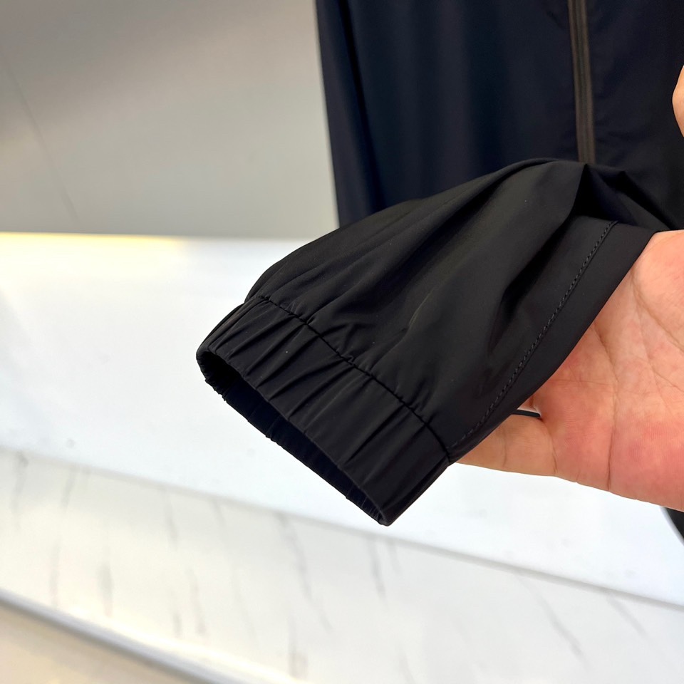 Prad普拉、25s秋冬新品连帽夹克，极简设计，低调之色，自有锋芒。这款连帽夹克以高支棉混纺面料打造柔韧