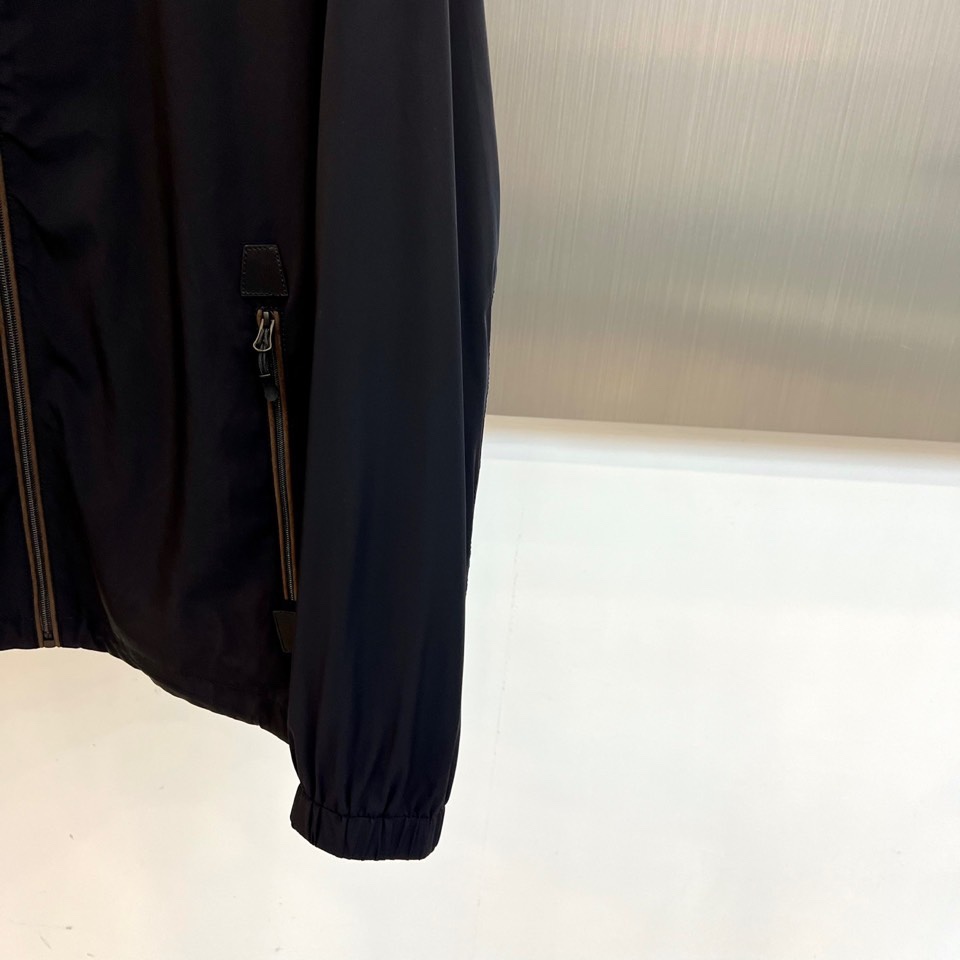 Prad普拉、25s秋冬新品连帽夹克，极简设计，低调之色，自有锋芒。这款连帽夹克以高支棉混纺面料打造柔韧