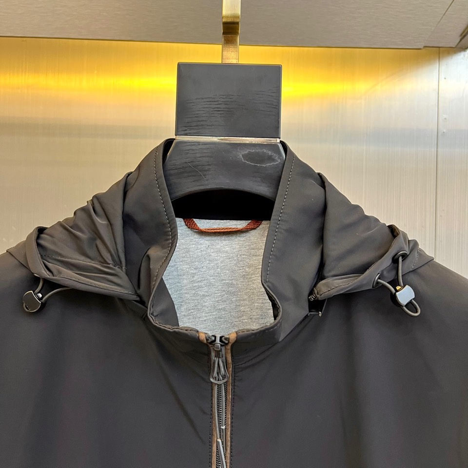 Prad普拉、25s秋冬新品连帽夹克，极简设计，低调之色，自有锋芒。这款连帽夹克以高支棉混纺面料打造柔韧