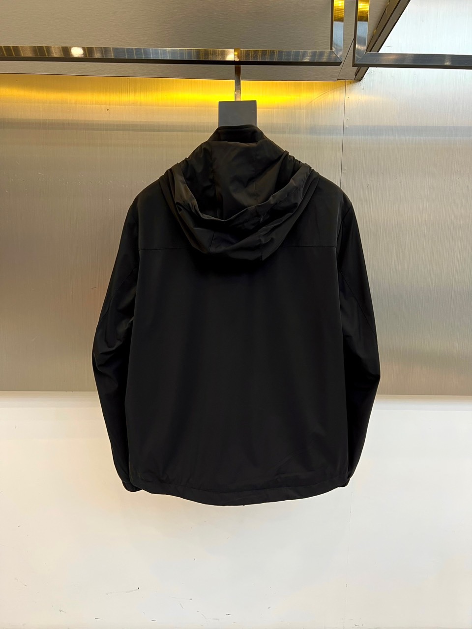 Prad普拉、25s秋冬新品连帽夹克，极简设计，低调之色，自有锋芒。这款连帽夹克以高支棉混纺面料打造柔韧