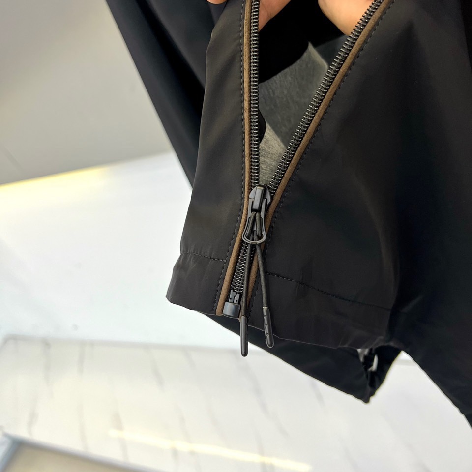 Prad普拉、25s秋冬新品连帽夹克，极简设计，低调之色，自有锋芒。这款连帽夹克以高支棉混纺面料打造柔韧