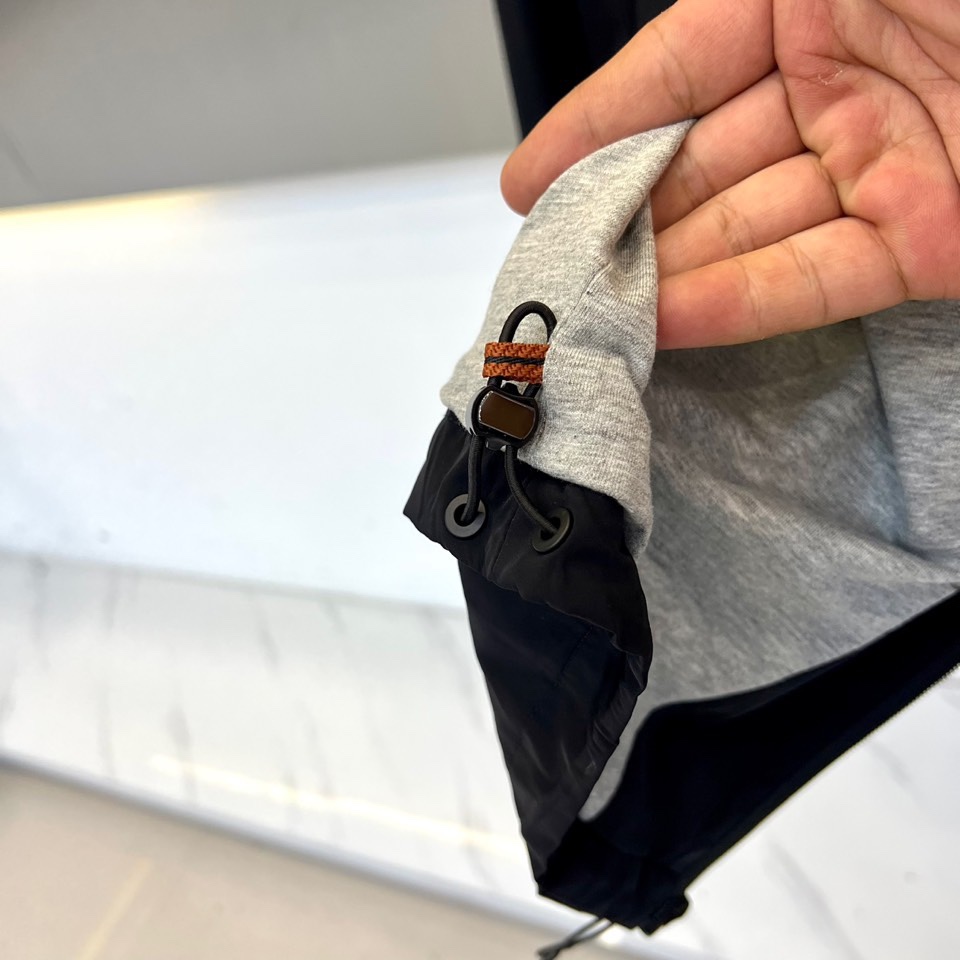 Prad普拉、25s秋冬新品连帽夹克，极简设计，低调之色，自有锋芒。这款连帽夹克以高支棉混纺面料打造柔韧