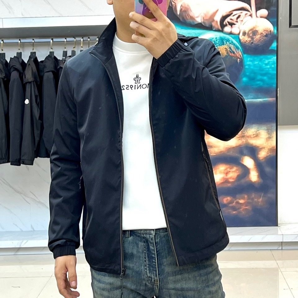 Prad普拉、25s秋冬新品连帽夹克，极简设计，低调之色，自有锋芒。这款连帽夹克以高支棉混纺面料打造柔韧