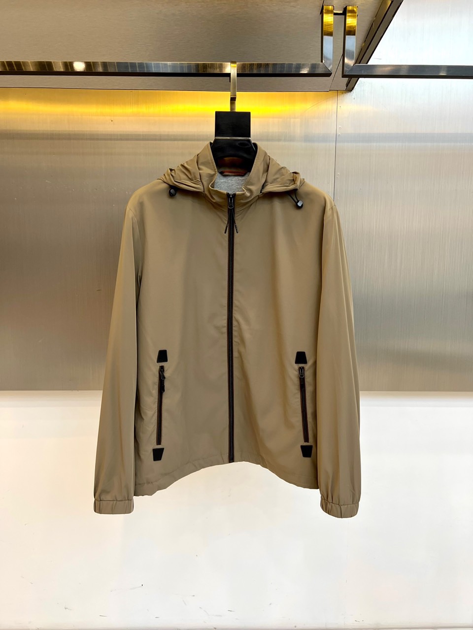 NO:545518,Prad, 25s autumn and winter new hooded jacket, minimalist design, low-key color, and has its own sharpness. This hooded jacket uses high-string cotton blend fabric to create a flexible body feel, the stand-up collar design fits the neckline, the double-sided zipper pocket on the chest strengthens the functional aesthetics, and the adjustable drawstring hood is hidden under the neckline, easily coping with changing weather. The dark brown zipper and contrasting details outline the outline, from the metal wall to the pure white space, each ambient light sets off its quiet and high-end texture. No need for complicated decoration, tailoring is the language. Wear a breeze during commuting, and the weekends are casual to store. It is not only an all-around barrier in the wardrobe, but also a silent annotation of modern lifestyle. 48-56 (model 173, 143 catties upper body 50 yards),, prada, prada, jackets & coats, hats, alexander  wang19860909Prad普拉、25s秋冬新品连帽夹克,极简设计,低调之色,自有锋芒.这款连帽夹克以高支棉混纺面料打造柔韧体感,立领设计贴合颈部线条,胸前双侧拉链口袋强化机能美学,可调节抽绳帽兜隐藏于领口之下,轻松应对多变天气.深棕拉链与撞色细节勾勒轮廓,从金属墙面到纯白空间,每一处环境光感皆衬托其静谧而高级的质感. 无需繁复装饰,剪裁即是语言.通勤途中披戴清风,周末出行收纳随性,它既是衣橱中的全能屏障,亦是现代生活方式的沉默注解.48-56（模特173,143斤上身50码）,,prada,prada,jackets & coats,hats,alexander wang,Men's clothing