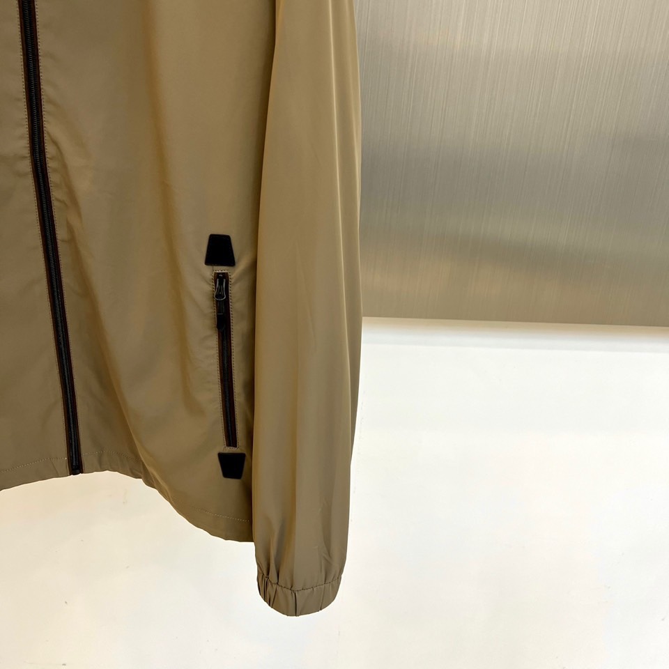 Prad普拉、25s秋冬新品连帽夹克，极简设计，低调之色，自有锋芒。这款连帽夹克以高支棉混纺面料打造柔韧