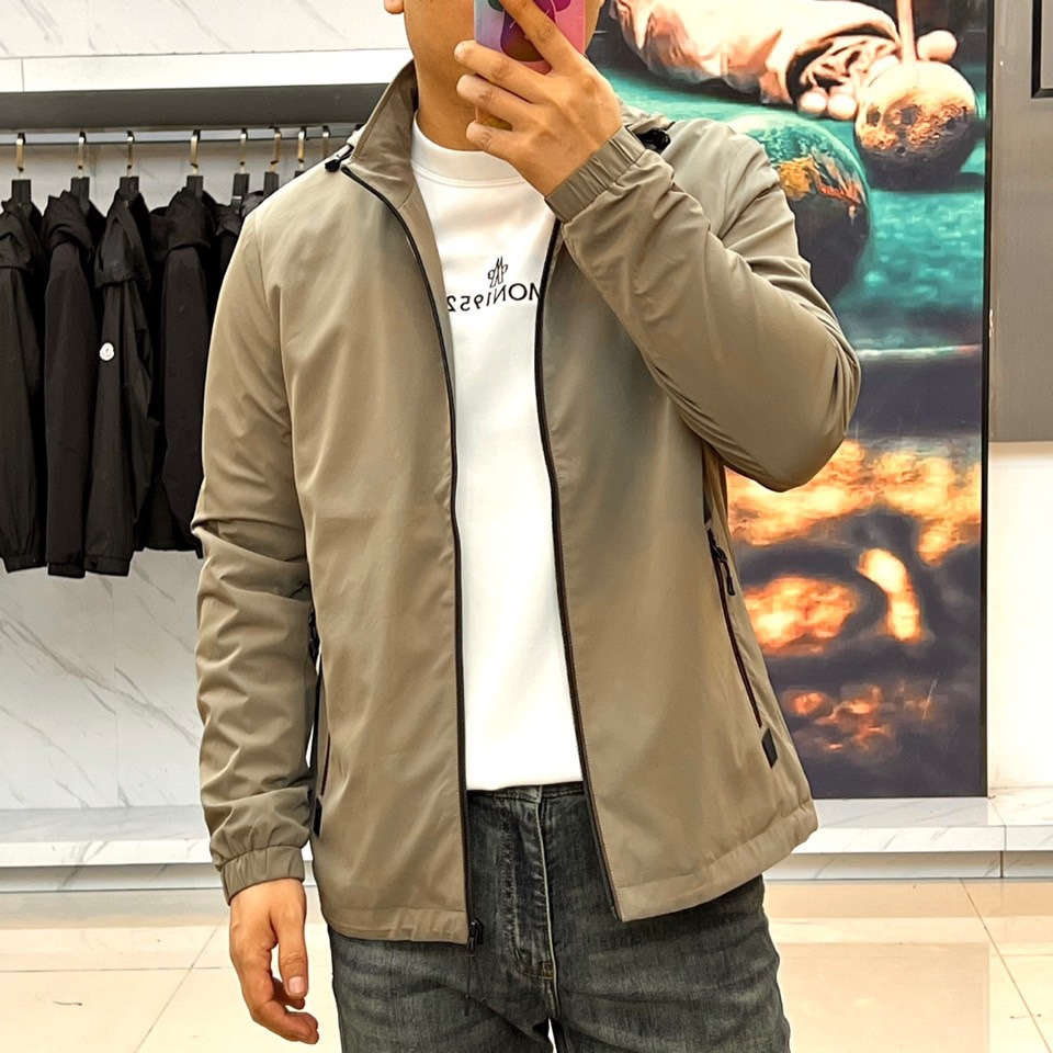 Prad普拉、25s秋冬新品连帽夹克，极简设计，低调之色，自有锋芒。这款连帽夹克以高支棉混纺面料打造柔韧