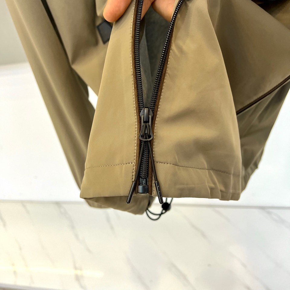 Prad普拉、25s秋冬新品连帽夹克，极简设计，低调之色，自有锋芒。这款连帽夹克以高支棉混纺面料打造柔韧