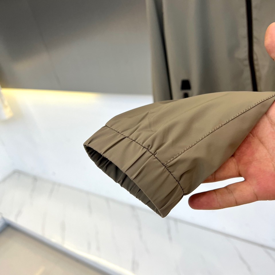 Prad普拉、25s秋冬新品连帽夹克，极简设计，低调之色，自有锋芒。这款连帽夹克以高支棉混纺面料打造柔韧