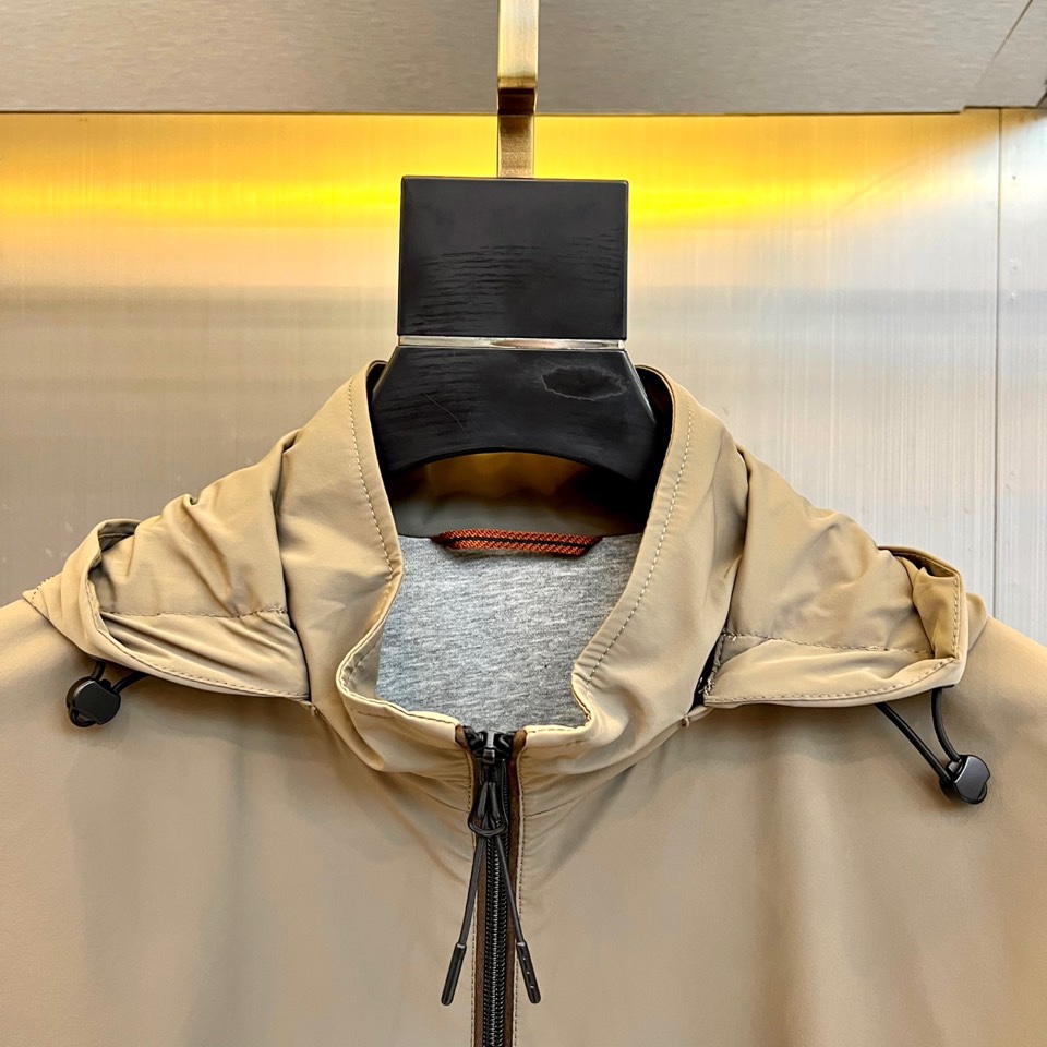 Prad普拉、25s秋冬新品连帽夹克，极简设计，低调之色，自有锋芒。这款连帽夹克以高支棉混纺面料打造柔韧