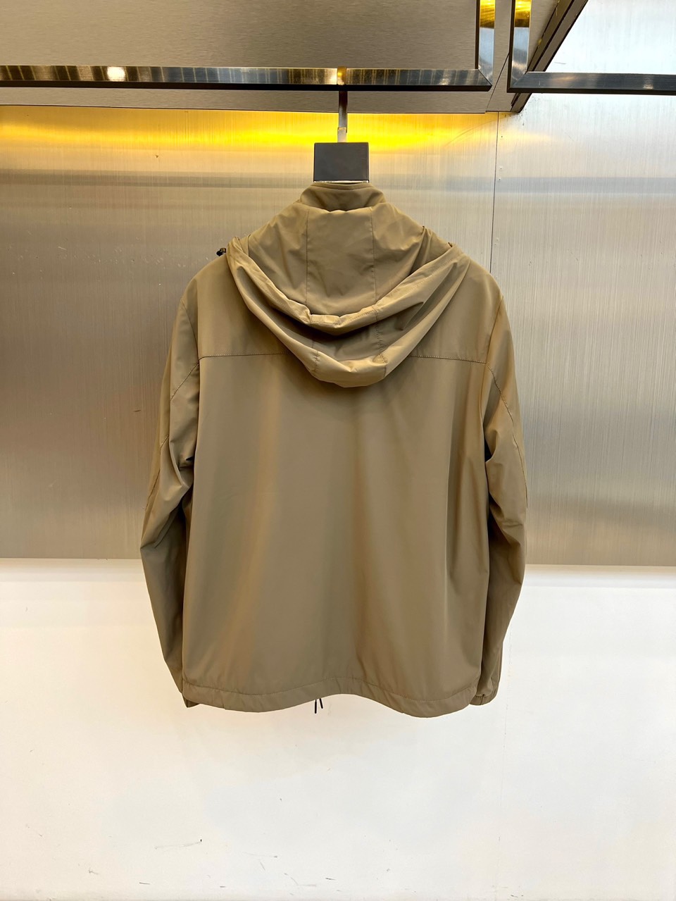 Prad普拉、25s秋冬新品连帽夹克，极简设计，低调之色，自有锋芒。这款连帽夹克以高支棉混纺面料打造柔韧