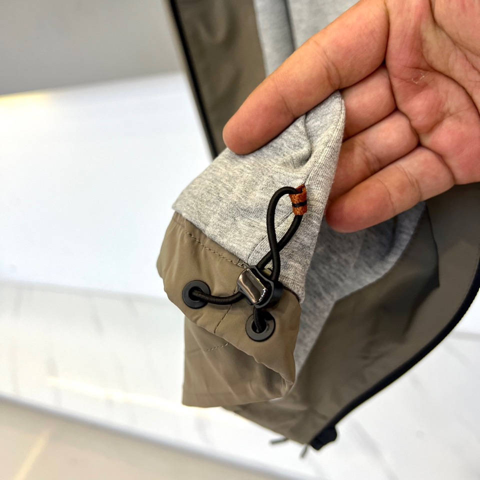 Prad普拉、25s秋冬新品连帽夹克，极简设计，低调之色，自有锋芒。这款连帽夹克以高支棉混纺面料打造柔韧