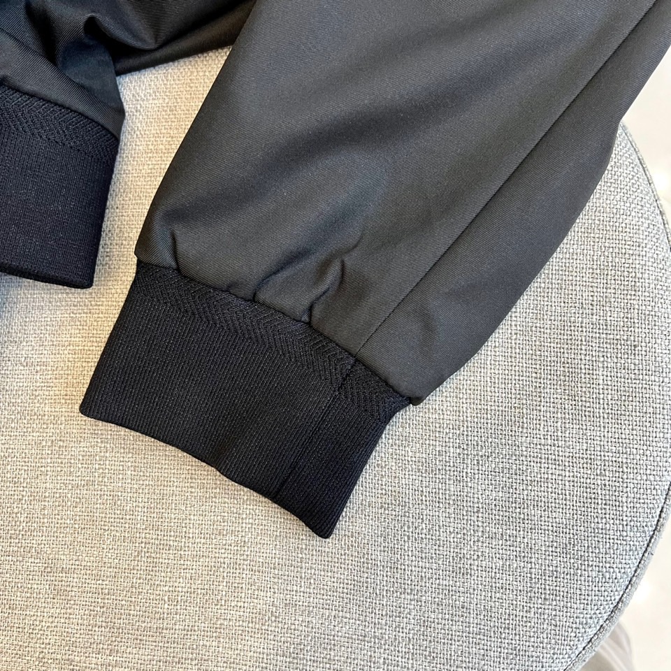 TF汤姆福特、25s秋冬新品经典哈林顿立领商务休闲新款男士修身简约夹克外套。tf经典立领夹克，背后风琴页